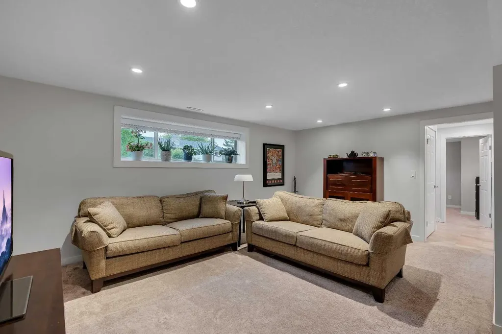 6256 Silver Springs Hill NW Calgary AB T3B 3E6
