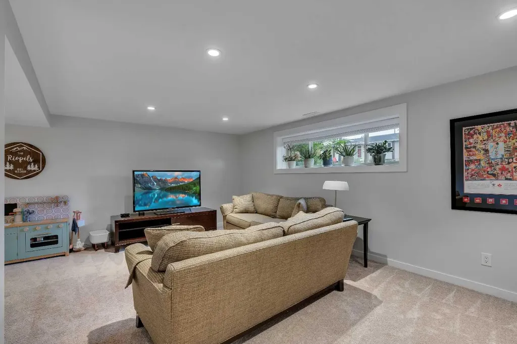 6256 Silver Springs Hill NW Calgary AB T3B 3E6