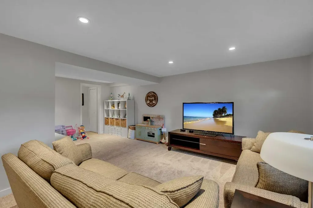 6256 Silver Springs Hill NW Calgary AB T3B 3E6