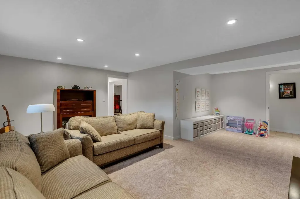 6256 Silver Springs Hill NW Calgary AB T3B 3E6