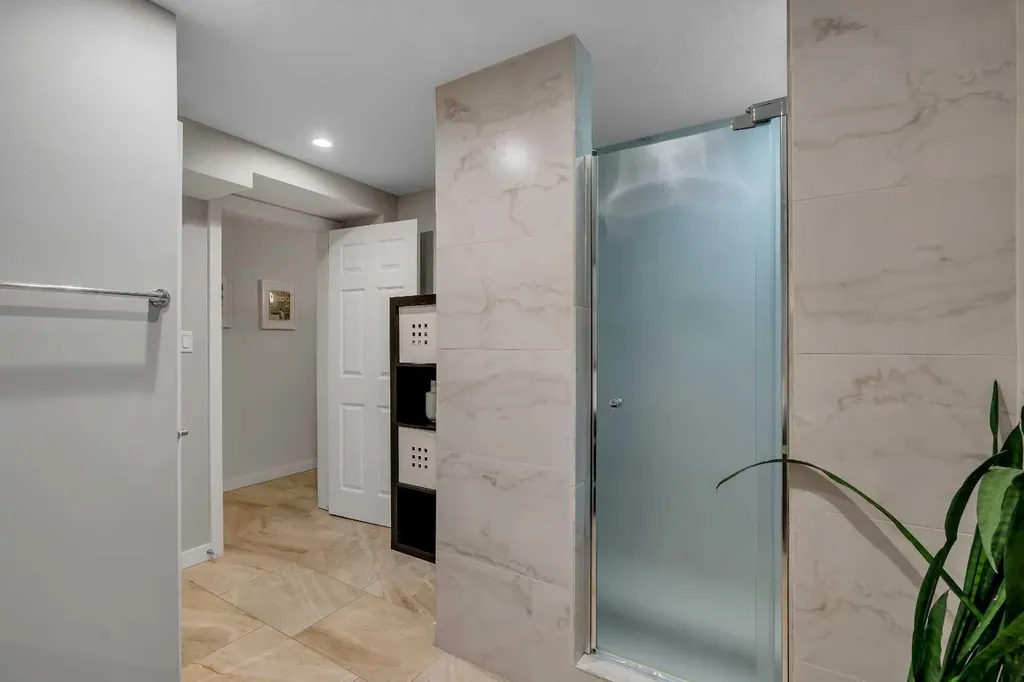 6256 Silver Springs Hill NW Calgary AB T3B 3E6