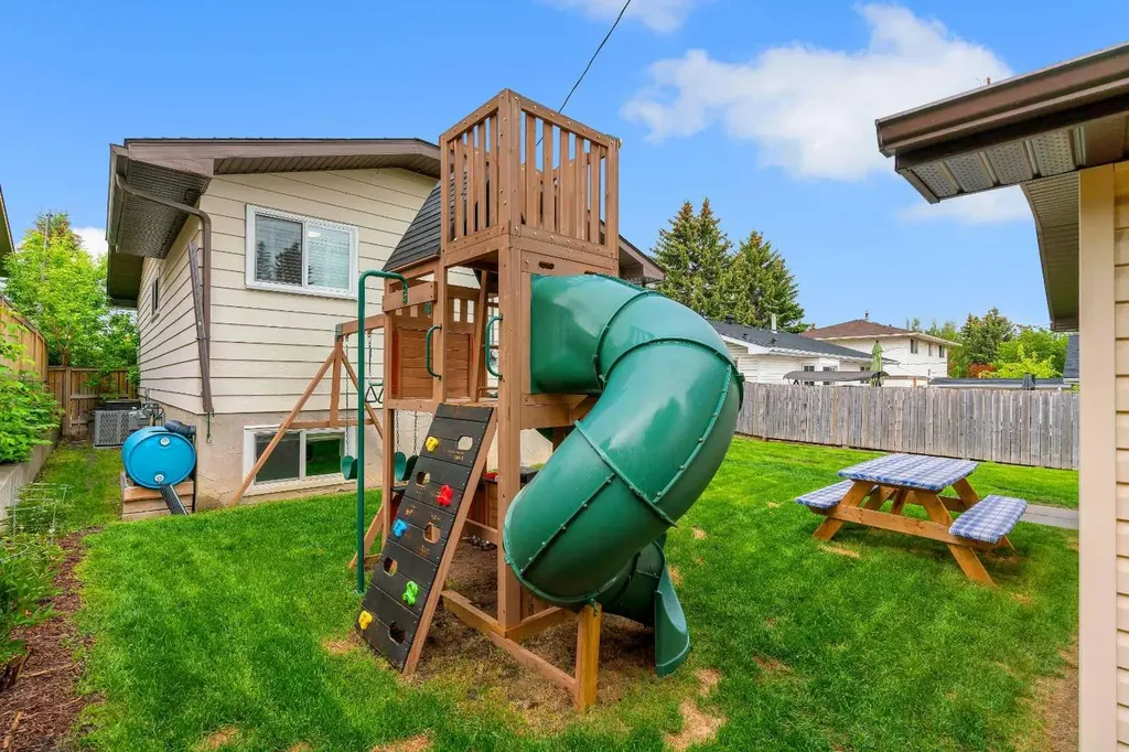 6256 Silver Springs Hill NW Calgary AB T3B 3E6