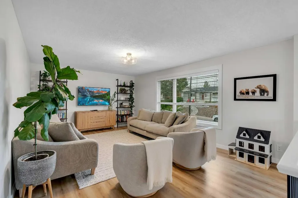 6256 Silver Springs Hill NW Calgary AB T3B 3E6