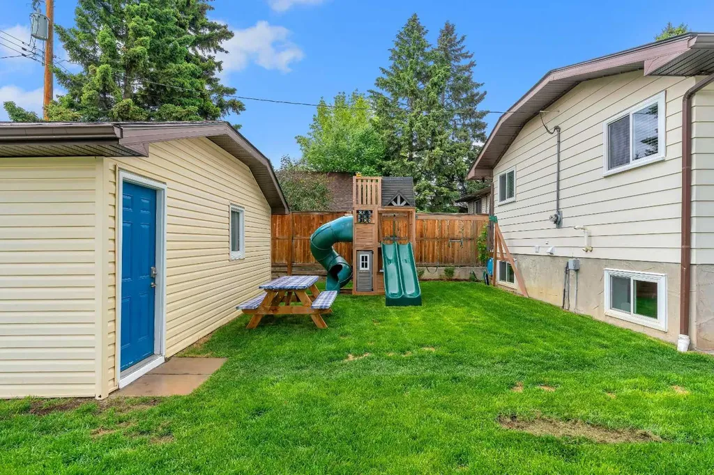 6256 Silver Springs Hill NW Calgary AB T3B 3E6