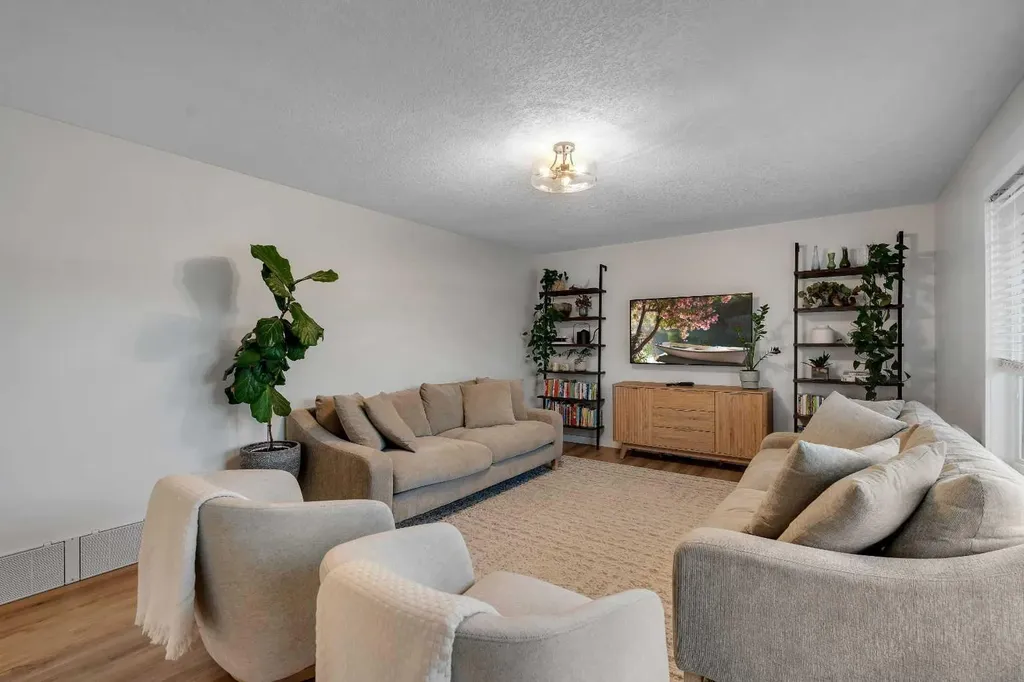 6256 Silver Springs Hill NW Calgary AB T3B 3E6