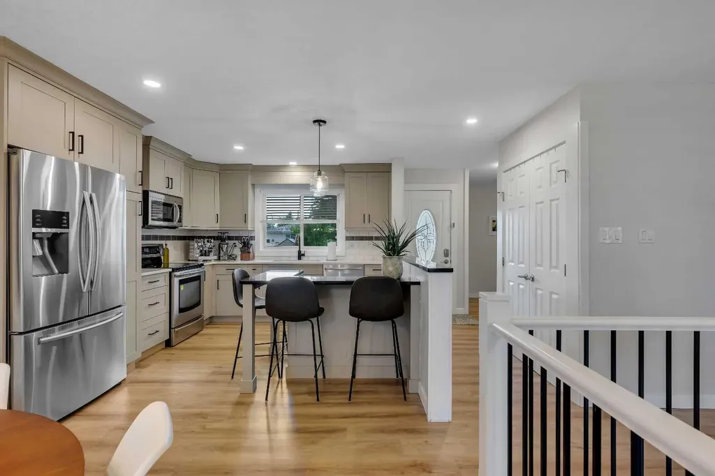 6256 Silver Springs Hill NW Calgary AB T3B 3E6