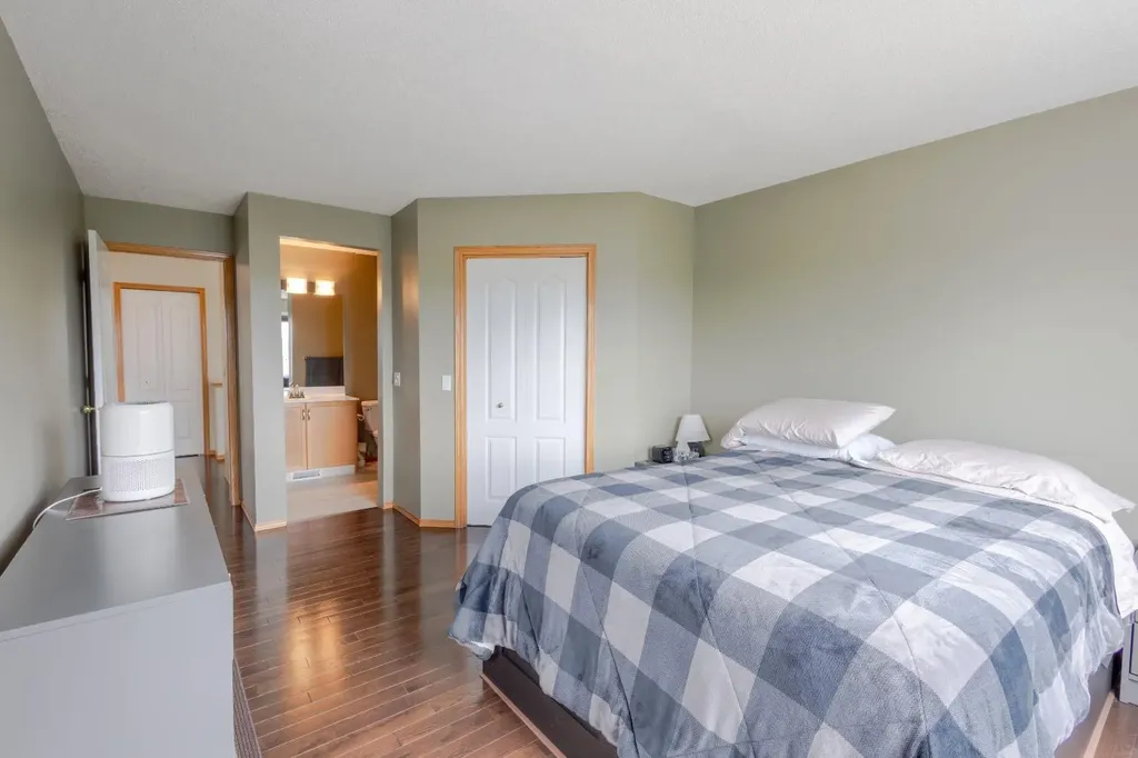 124 Tuscany Hills Park NW Calgary AB T3L 2A3