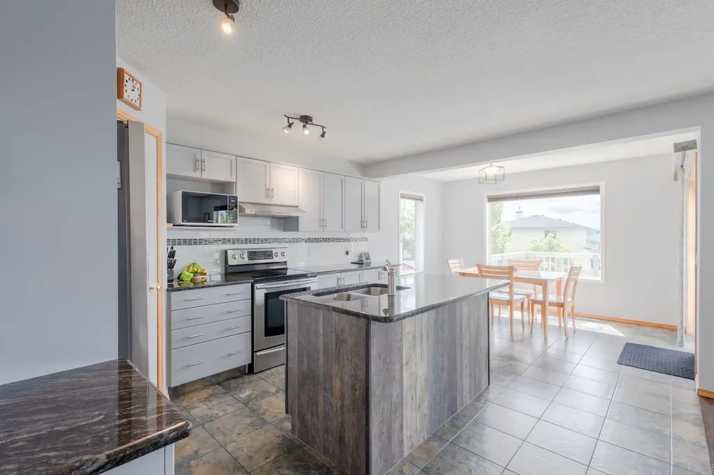 124 Tuscany Hills Park NW Calgary AB T3L 2A3