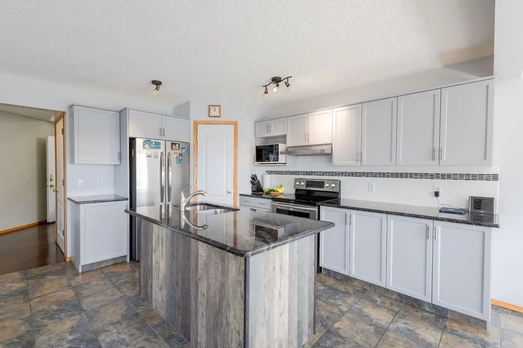 124 Tuscany Hills Park NW Calgary AB T3L 2A3