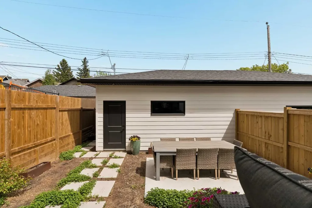 4114 18 Street SW Calgary AB T2T 4V7