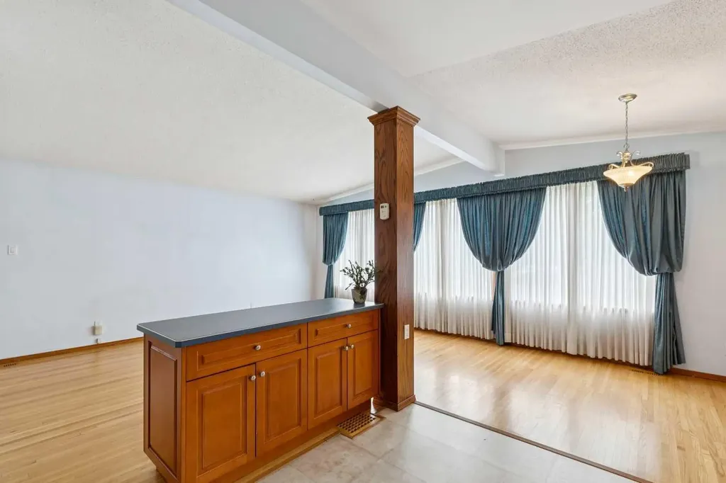 4823 Brisebois Drive NW Calgary AB T2L 2G3