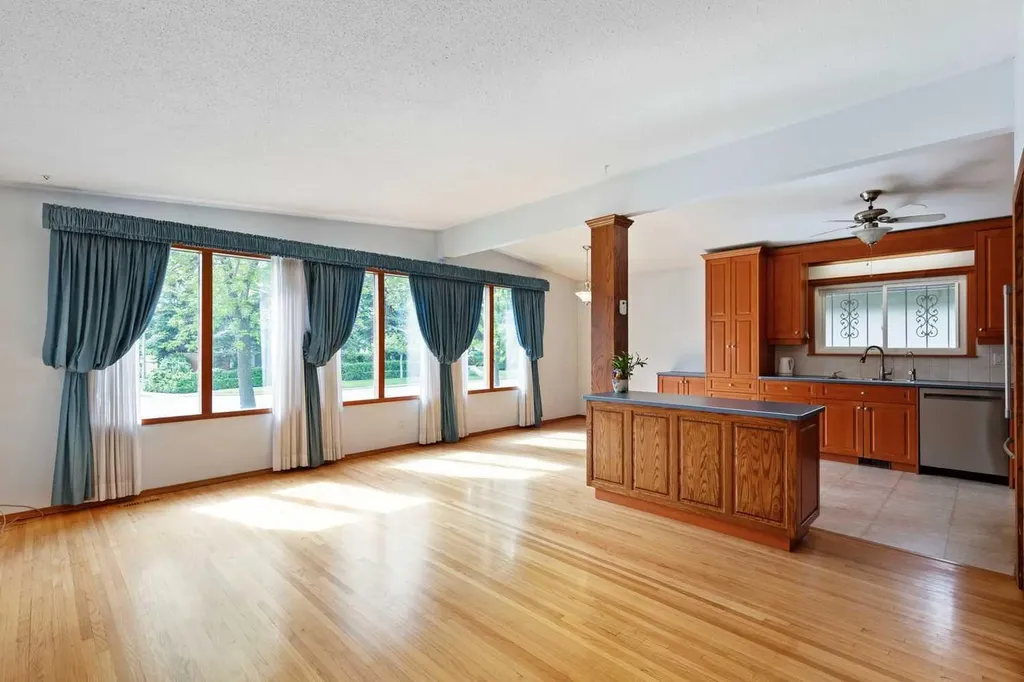 4823 Brisebois Drive NW Calgary AB T2L 2G3