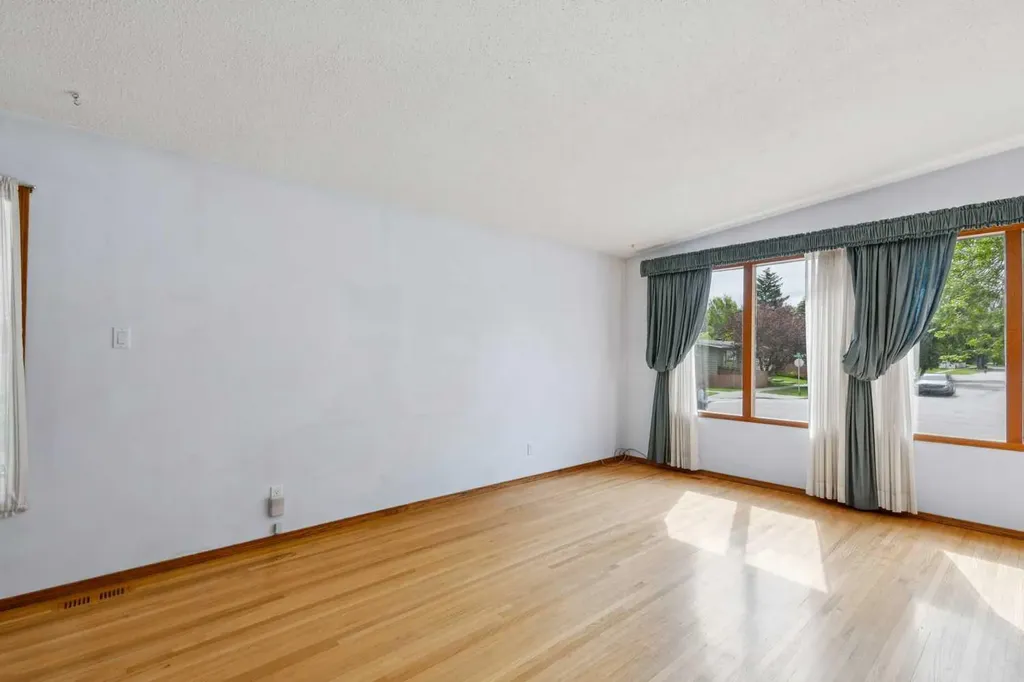 4823 Brisebois Drive NW Calgary AB T2L 2G3