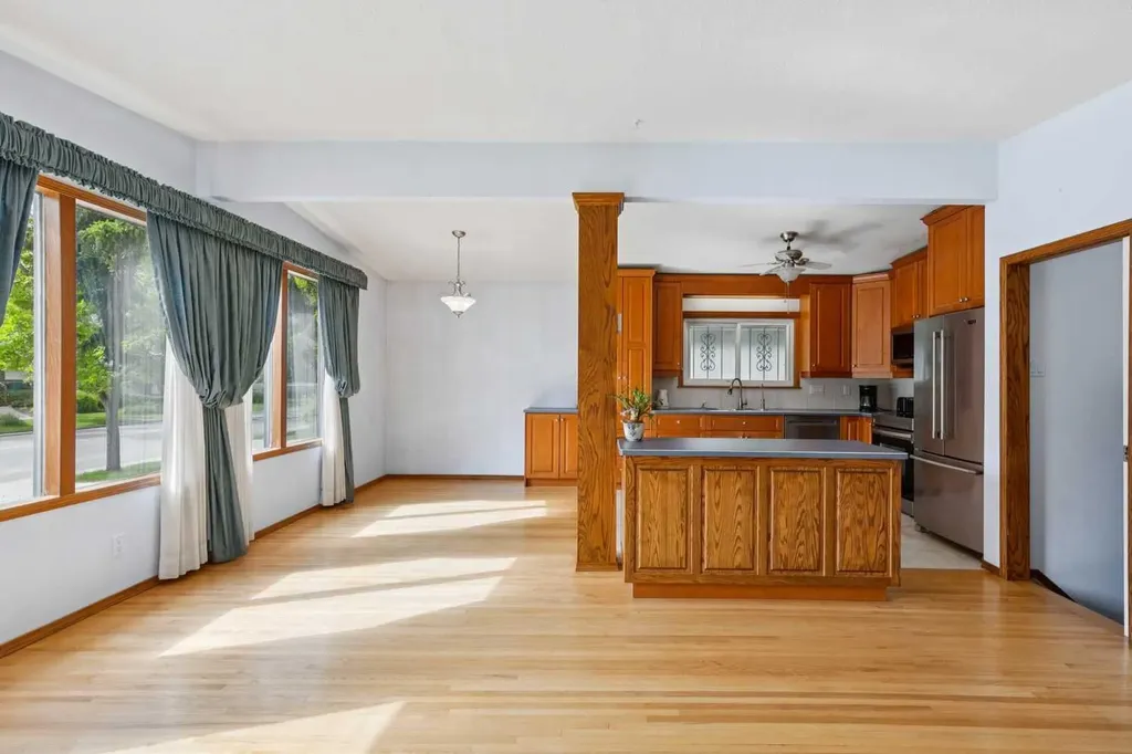 4823 Brisebois Drive NW Calgary AB T2L 2G3