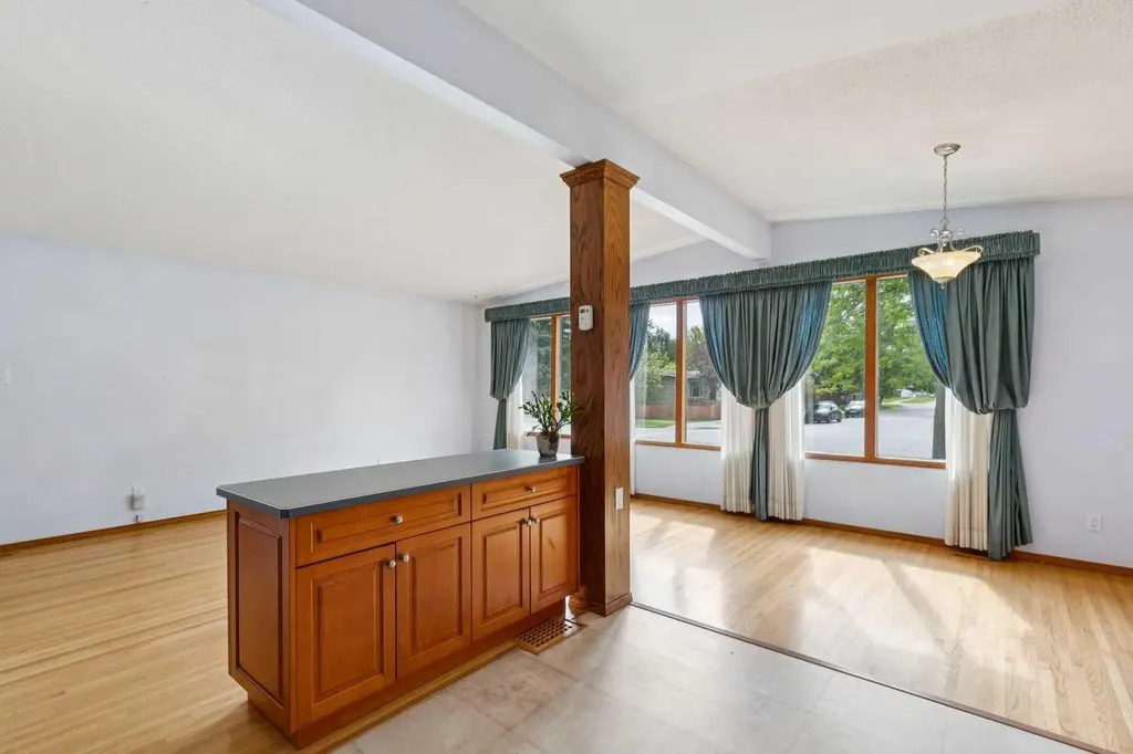 4823 Brisebois Drive NW Calgary AB T2L 2G3
