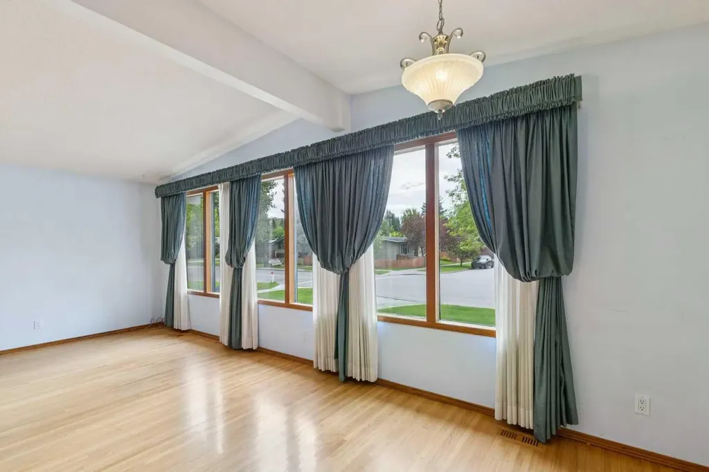 4823 Brisebois Drive NW Calgary AB T2L 2G3