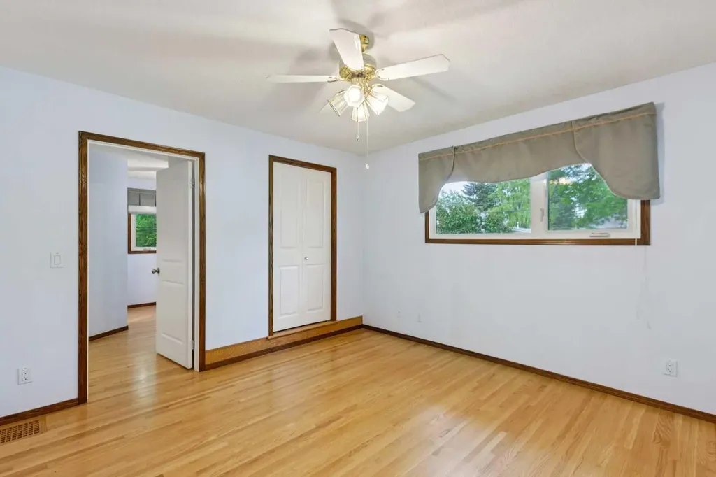 4823 Brisebois Drive NW Calgary AB T2L 2G3