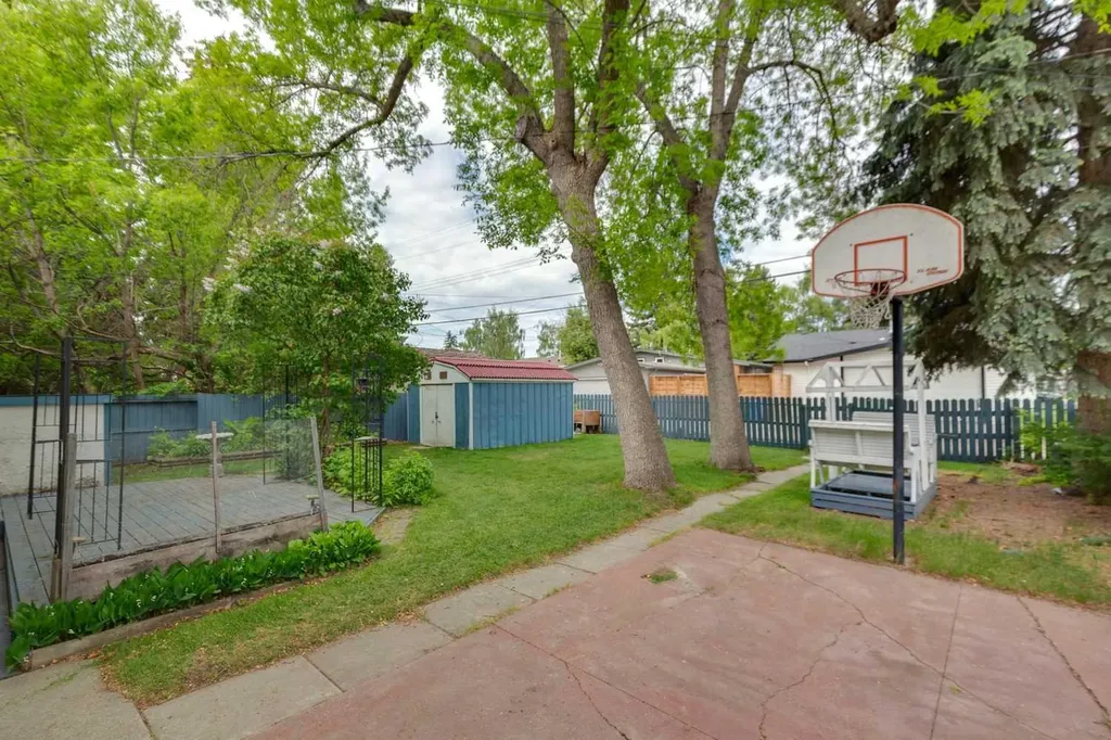 4823 Brisebois Drive NW Calgary AB T2L 2G3