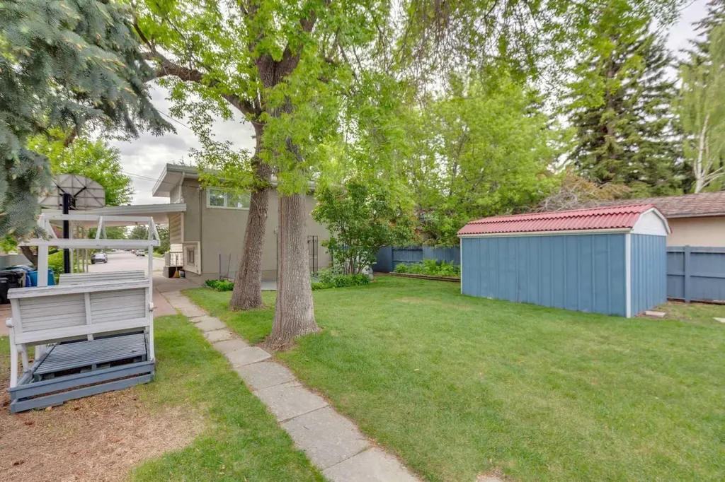4823 Brisebois Drive NW Calgary AB T2L 2G3