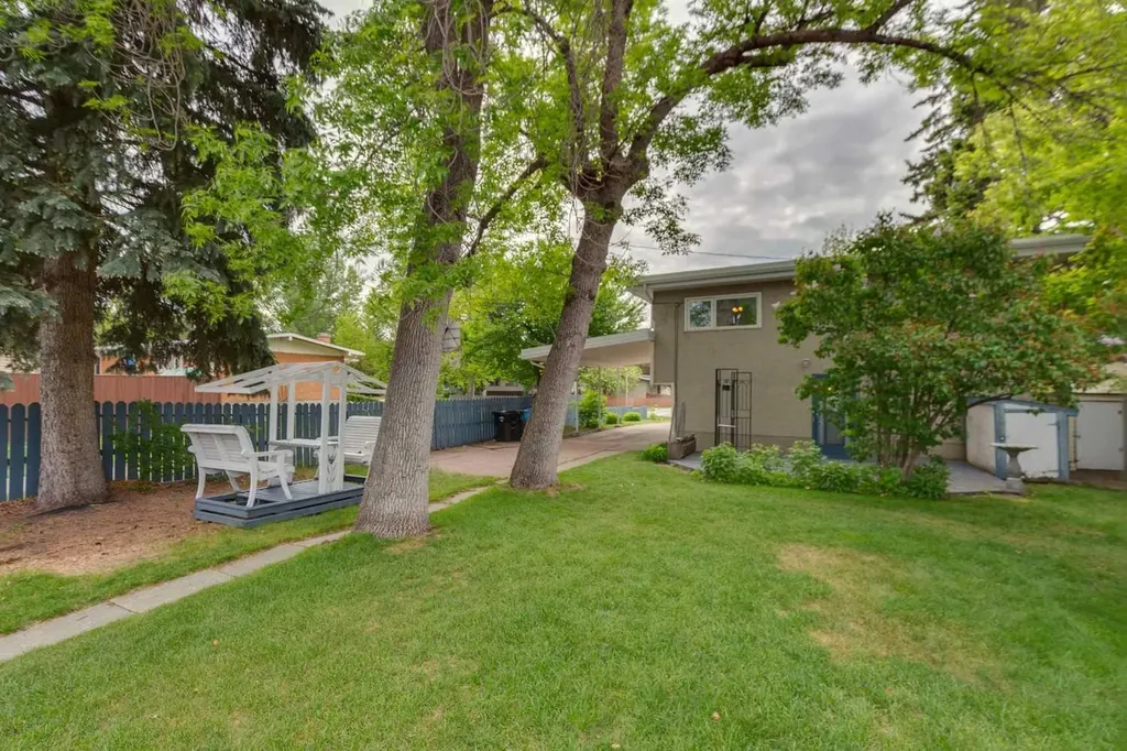 4823 Brisebois Drive NW Calgary AB T2L 2G3