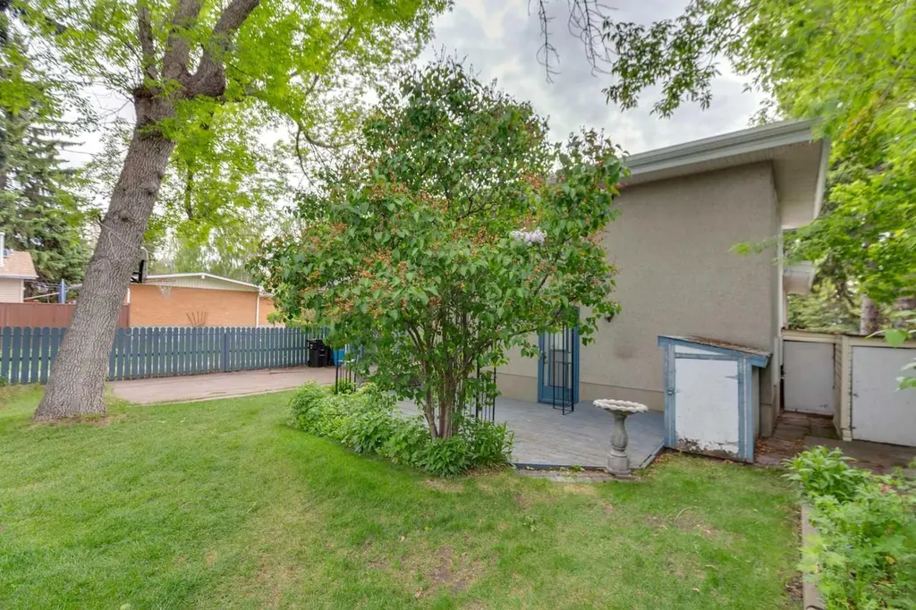 4823 Brisebois Drive NW Calgary AB T2L 2G3