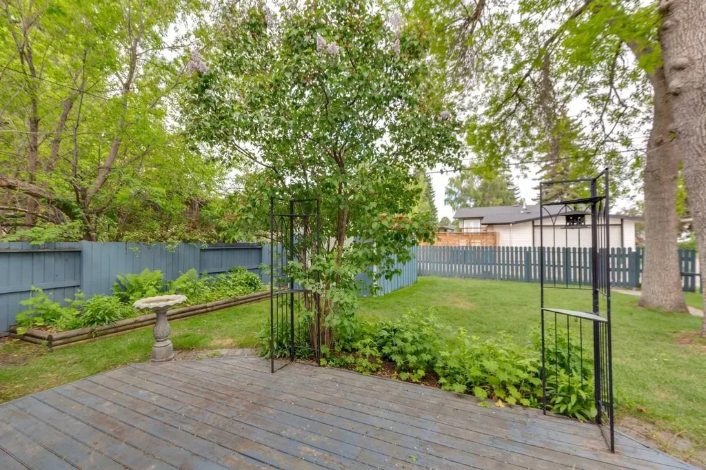 4823 Brisebois Drive NW Calgary AB T2L 2G3