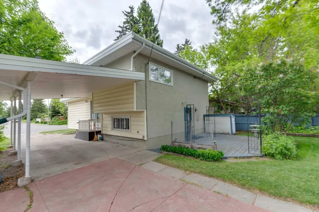 4823 Brisebois Drive NW Calgary AB T2L 2G3