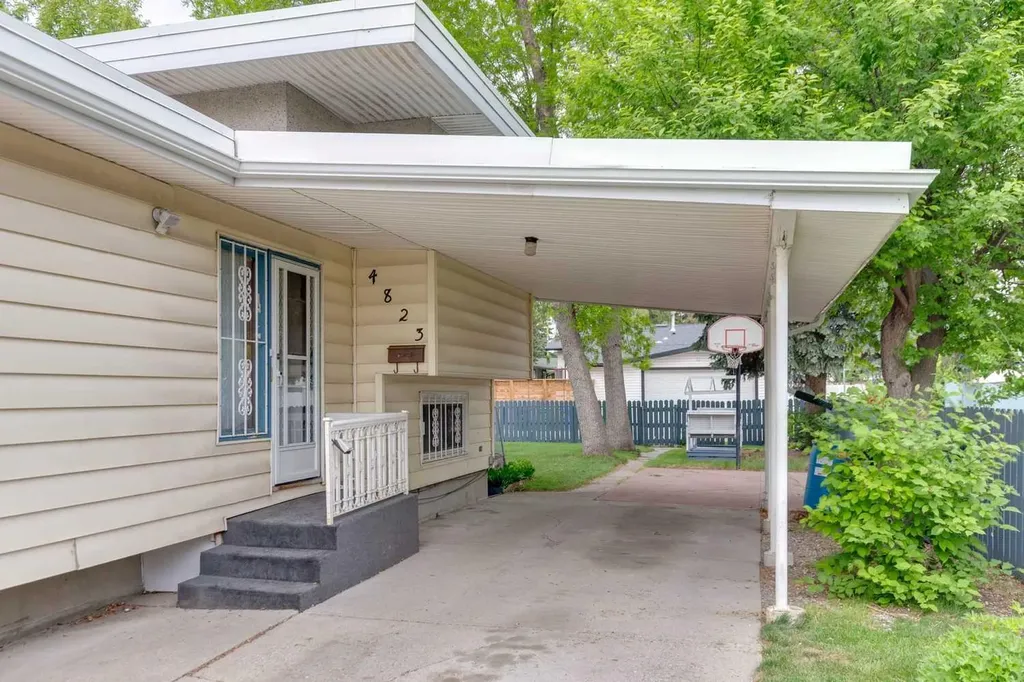 4823 Brisebois Drive NW Calgary AB T2L 2G3