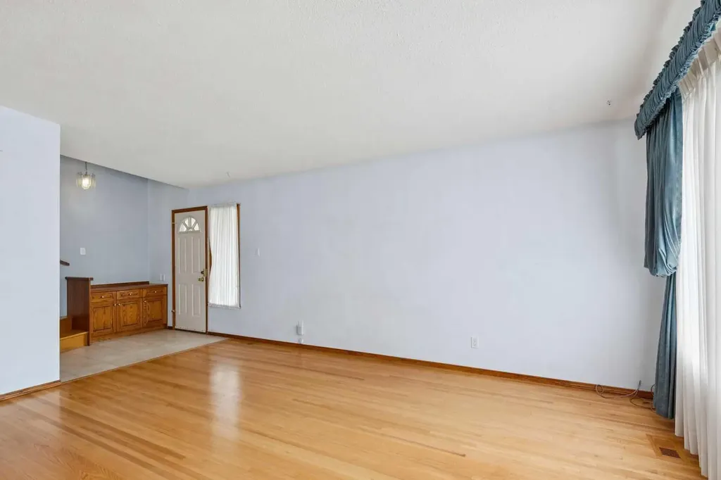 4823 Brisebois Drive NW Calgary AB T2L 2G3