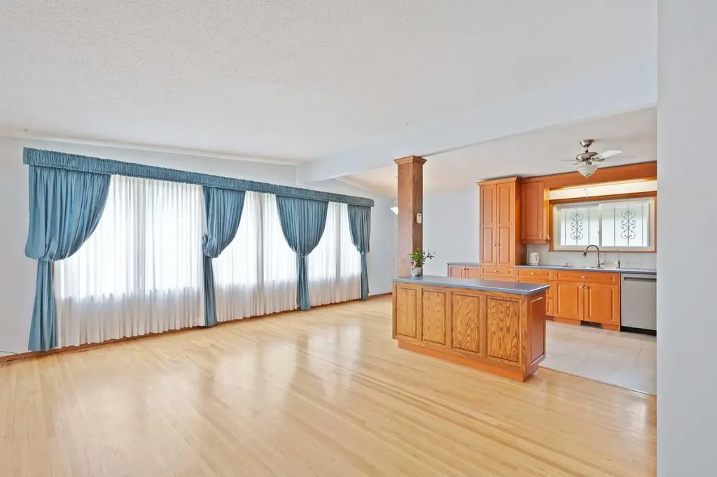 4823 Brisebois Drive NW Calgary AB T2L 2G3