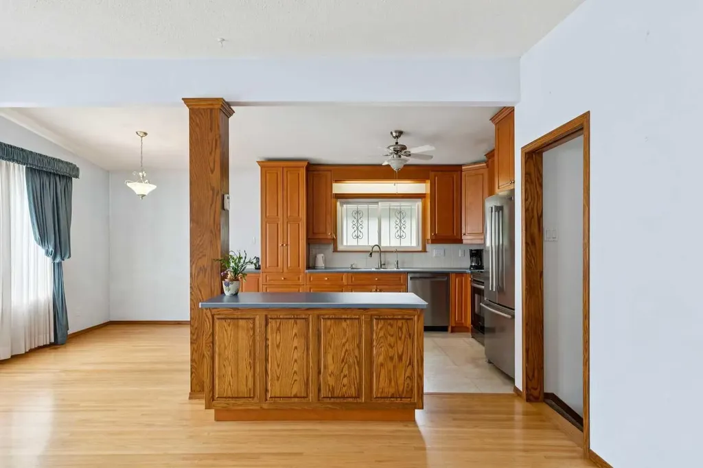 4823 Brisebois Drive NW Calgary AB T2L 2G3