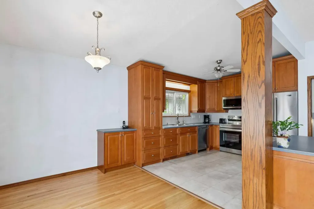 4823 Brisebois Drive NW Calgary AB T2L 2G3