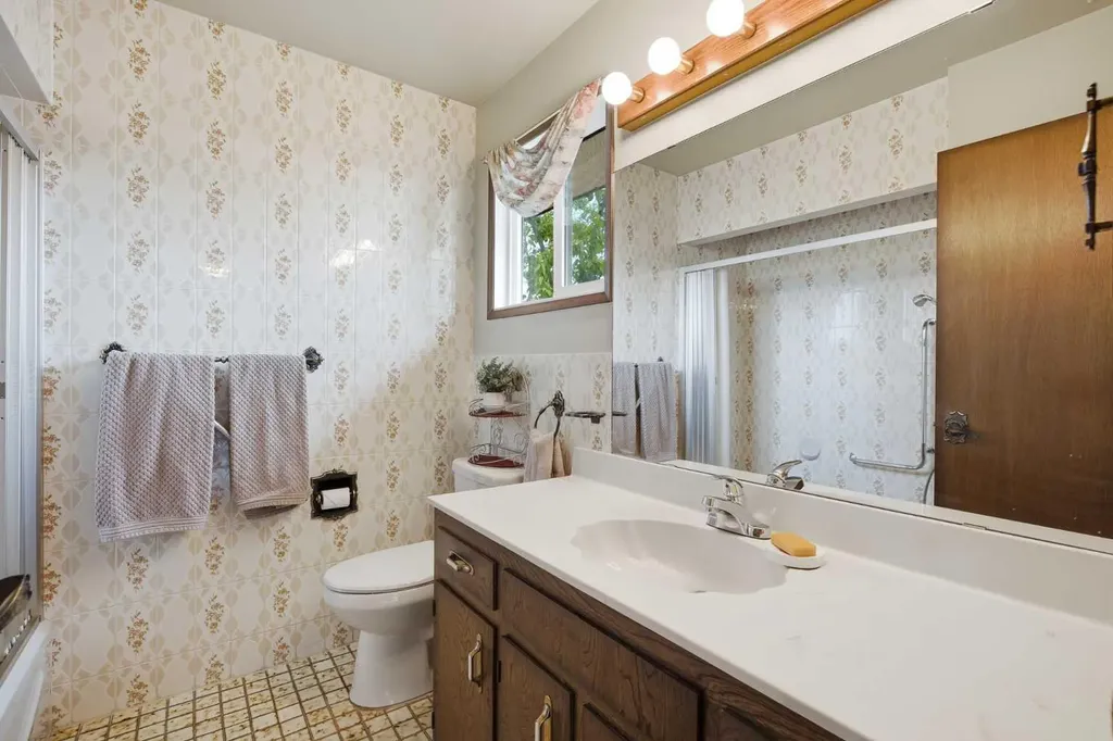 228 Norfolk Road NW Calgary AB T2K 5P7