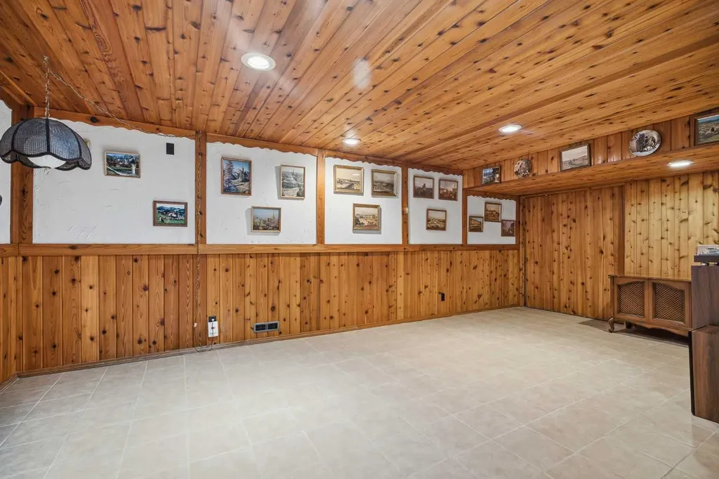 228 Norfolk Road NW Calgary AB T2K 5P7
