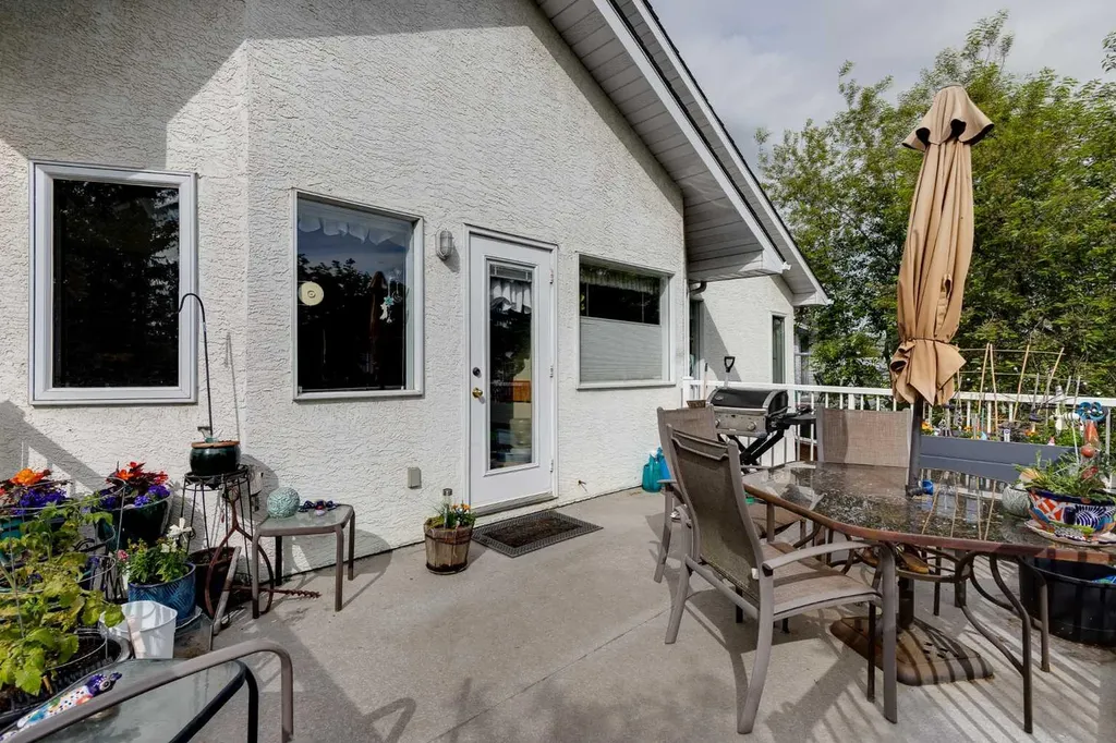 44 Valley Meadow Close NW Calgary AB T3B 5M1