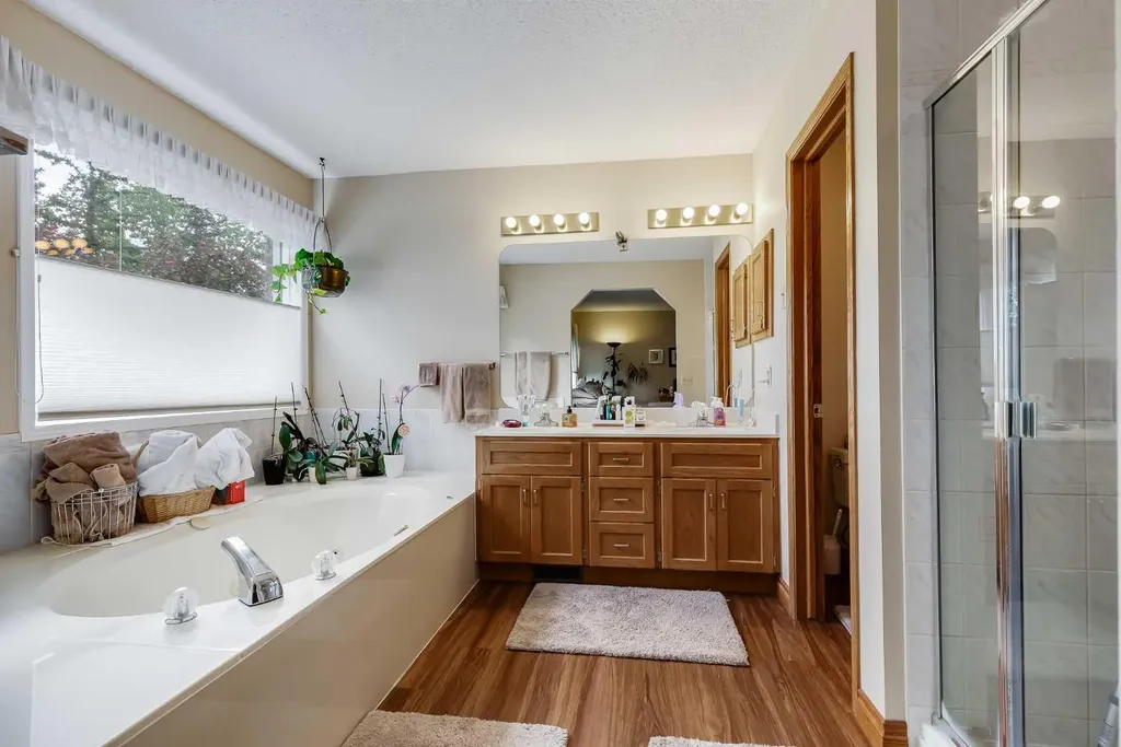 44 Valley Meadow Close NW Calgary AB T3B 5M1