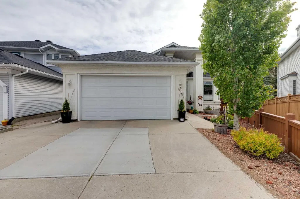 44 Valley Meadow Close NW Calgary AB T3B 5M1