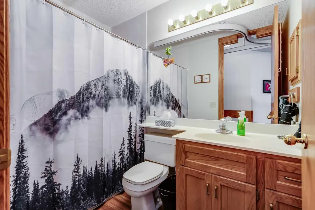 44 Valley Meadow Close NW Calgary AB T3B 5M1