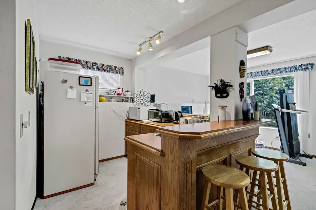 44 Valley Meadow Close NW Calgary AB T3B 5M1