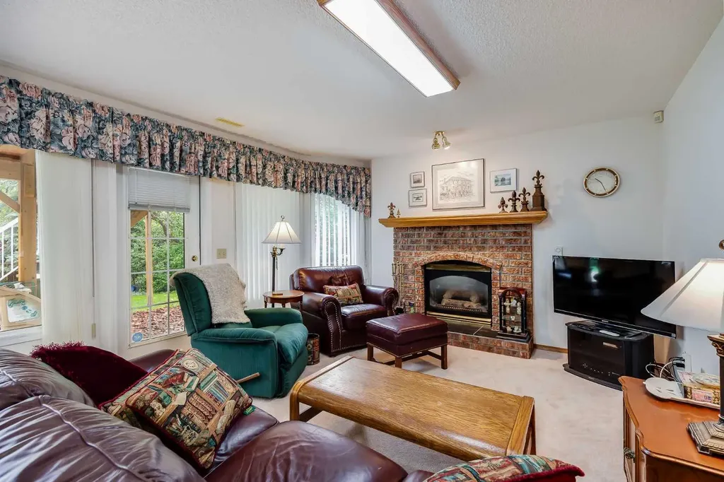 44 Valley Meadow Close NW Calgary AB T3B 5M1