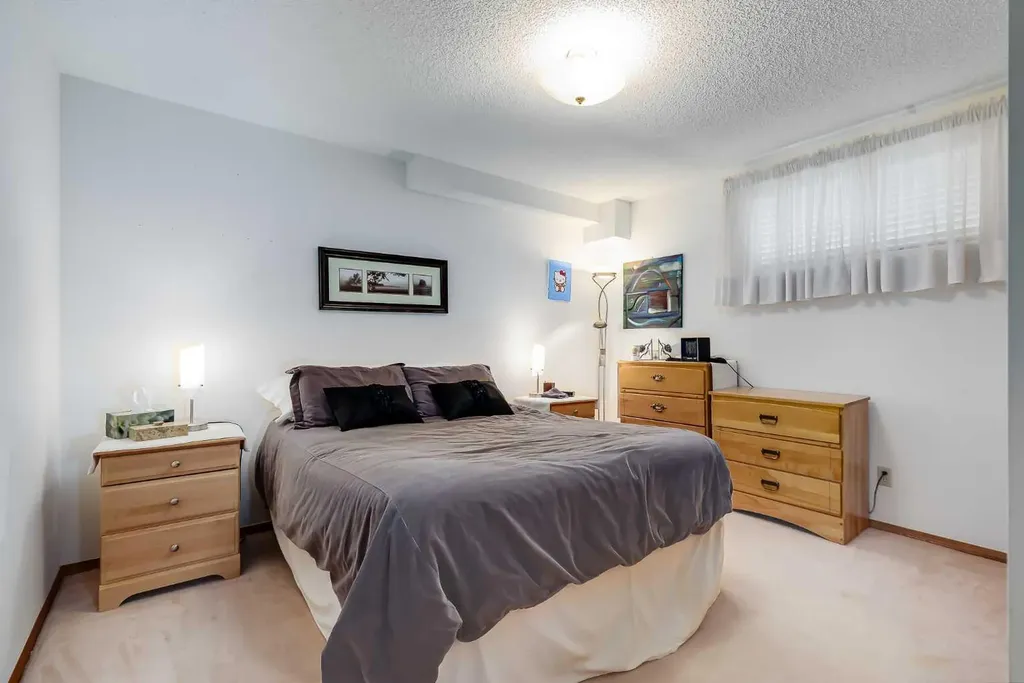 44 Valley Meadow Close NW Calgary AB T3B 5M1