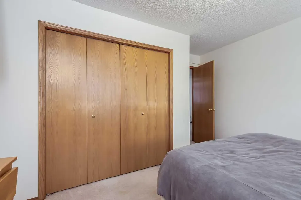 44 Valley Meadow Close NW Calgary AB T3B 5M1
