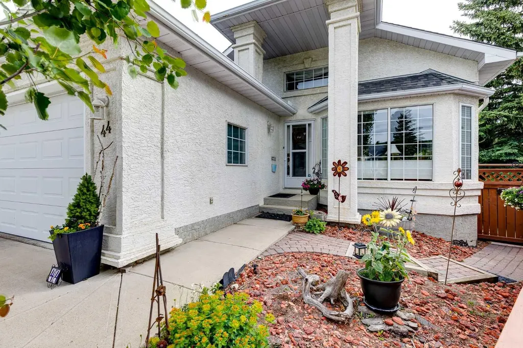 44 Valley Meadow Close NW Calgary AB T3B 5M1