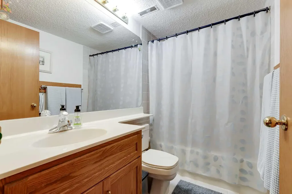 44 Valley Meadow Close NW Calgary AB T3B 5M1