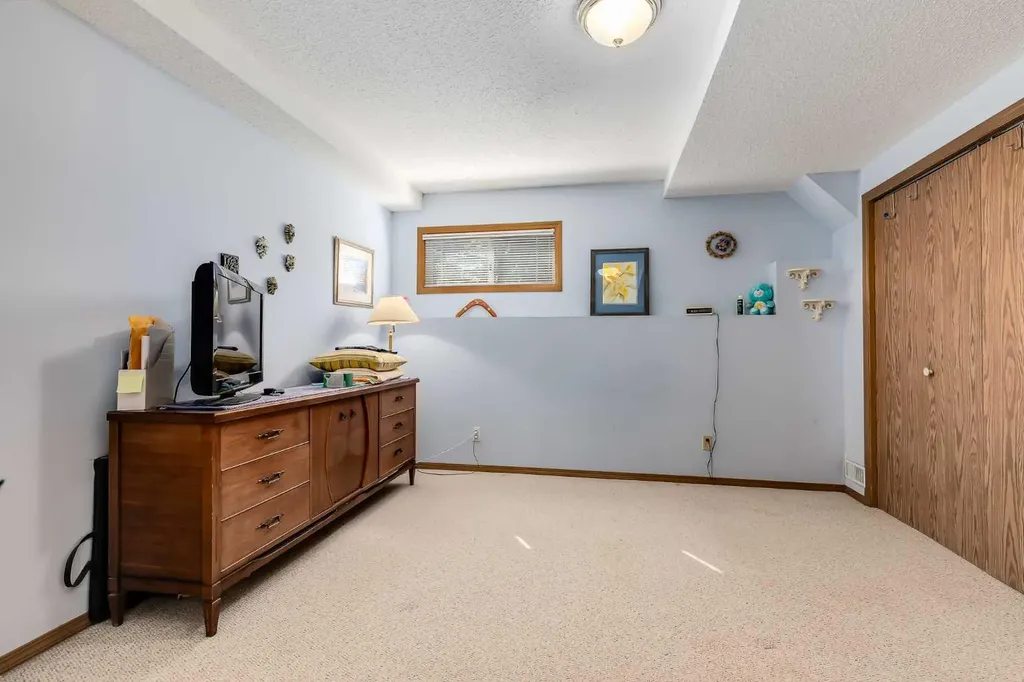 44 Valley Meadow Close NW Calgary AB T3B 5M1