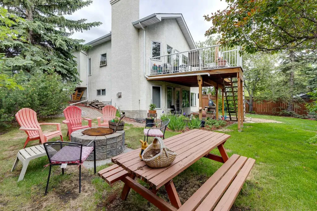 44 Valley Meadow Close NW Calgary AB T3B 5M1