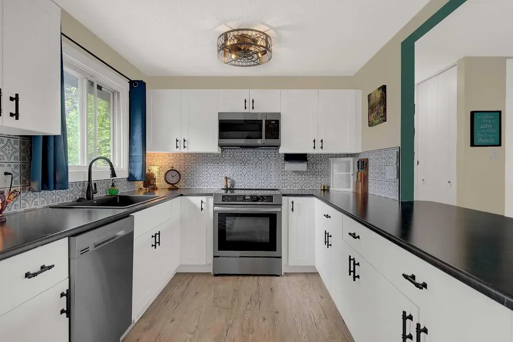 9631 85 Avenue Grande Prairie AB T8V 3K4