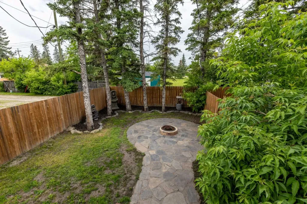 2314 19 Avenue Bowden AB T0M 0K0