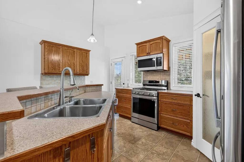 219 Hillcrest Boulevard Strathmore AB T1P 1Z6