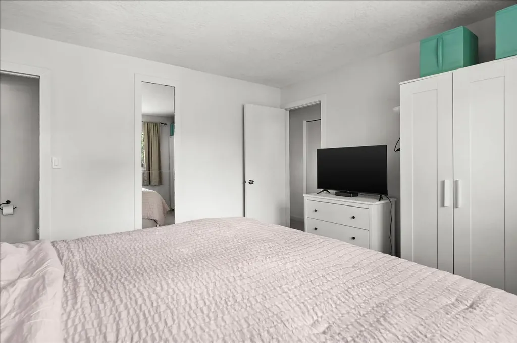24 Midglen Drive SE Calgary AB T2X 1G7